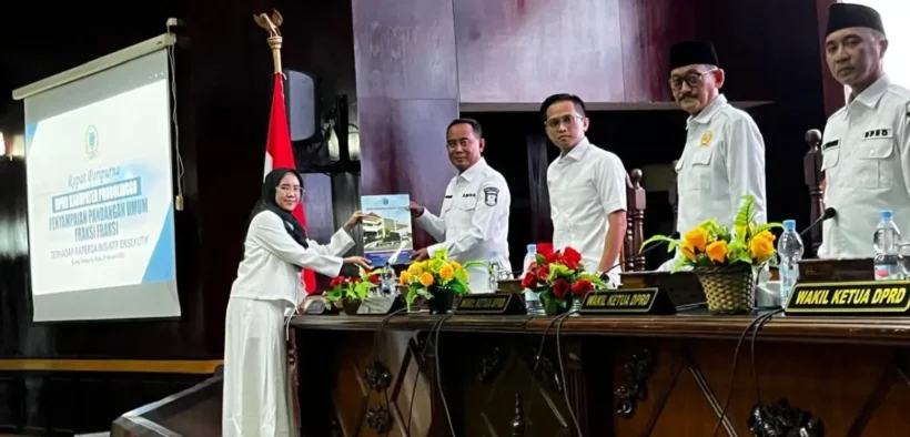 DPRD Kabupaten Probolinggo menggelar rapat paripurna dengan agenda penyampaian Pemandangan Umum fraksi terhadap Raperda SOTK