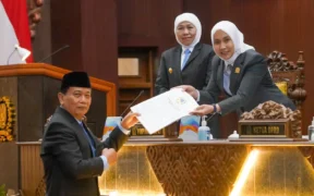 Gubernur Jawa Timur Khofifah Indar Parawansa bersama Pimpinan DPRD Provinsi Resmi mengesahkan dua Peraturan Daerah (Perda) strategis