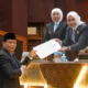 Gubernur Jawa Timur Khofifah Indar Parawansa bersama Pimpinan DPRD Provinsi Resmi mengesahkan dua Peraturan Daerah (Perda) strategis