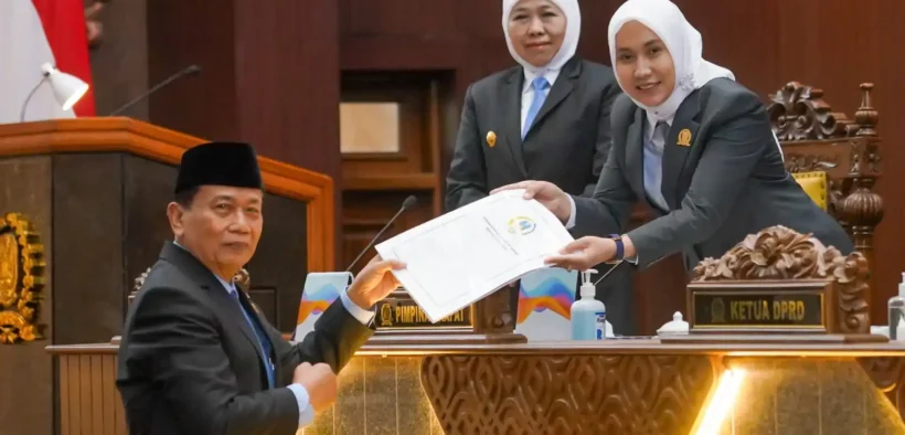 Gubernur Jawa Timur Khofifah Indar Parawansa bersama Pimpinan DPRD Provinsi Resmi mengesahkan dua Peraturan Daerah (Perda) strategis