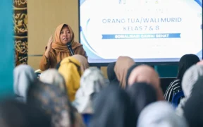 Wali Murid SMPN 44 Surabaya Dibekali Cara Awasi Gawai Anak