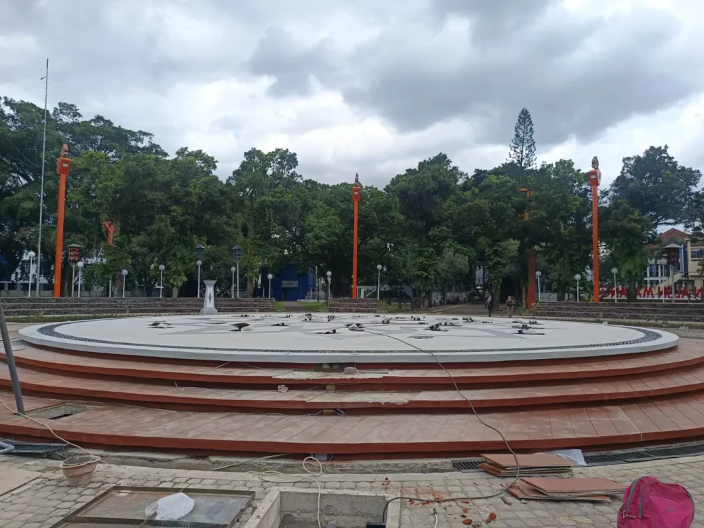 Ft: Bundaran di tengah Alun-alun Kota Malang untuk Air Mancur Dry Fountain.