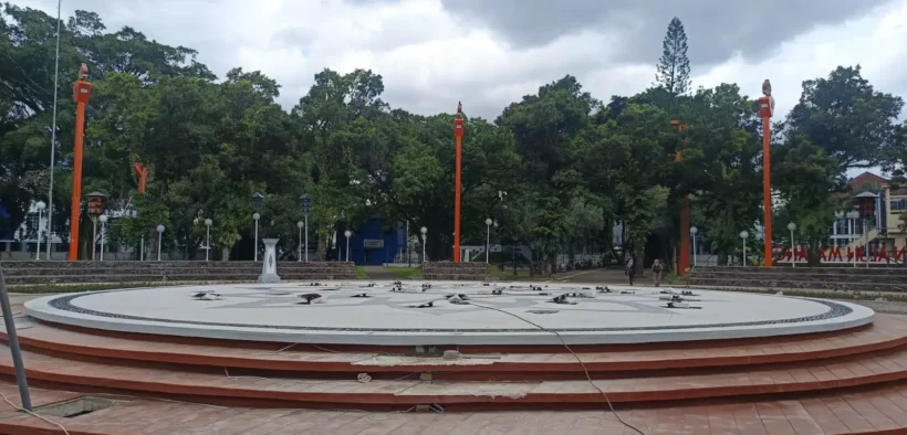Ft: Bundaran di tengah Alun-alun Kota Malang untuk Air Mancur Dry Fountain.