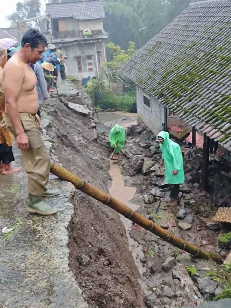 Cuaca Ekstrem Terjang Pujon dan Lawang, Longsor Tutup Jalur Malang–Kediri