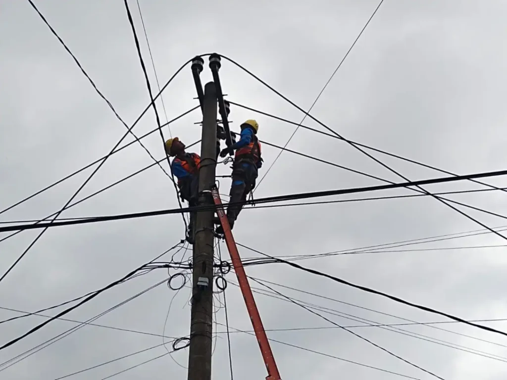 PLN ULP Kraksaan memadamkan sementara listrik di Desa Opo-Opo akibat banjir dan gangguan jaringan, dengan keselamatan warga