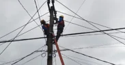 PLN ULP Kraksaan memadamkan sementara listrik di Desa Opo-Opo akibat banjir dan gangguan jaringan, dengan keselamatan warga