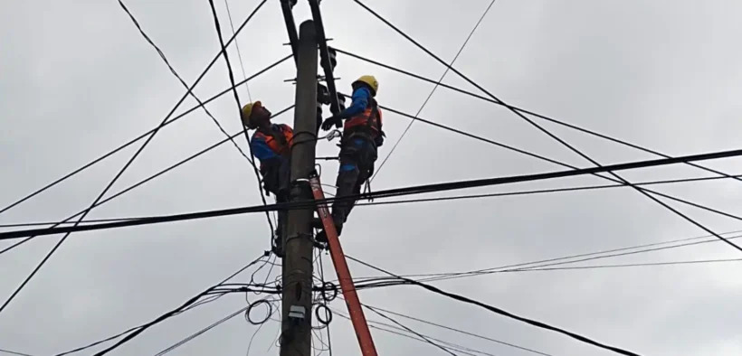 PLN ULP Kraksaan memadamkan sementara listrik di Desa Opo-Opo akibat banjir dan gangguan jaringan, dengan keselamatan warga