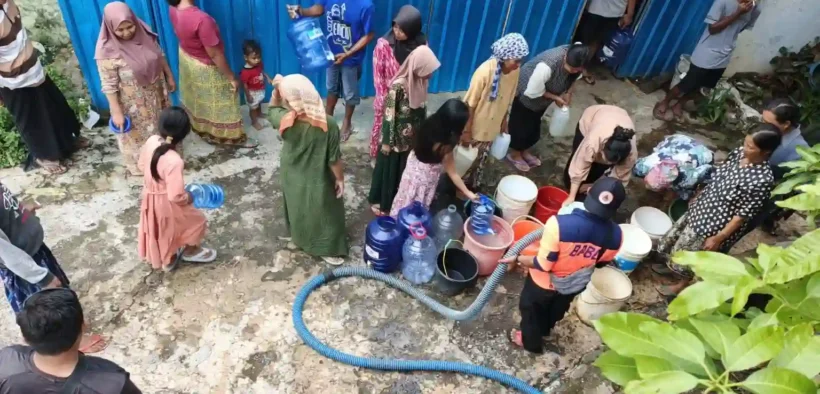 BPBD Kabupaten Probolinggo menyalurkan bantuan air bersih ke sejumlah wilayah terdampak banjir di Kecamatan Krejengan, Kamis (22/1/2026).