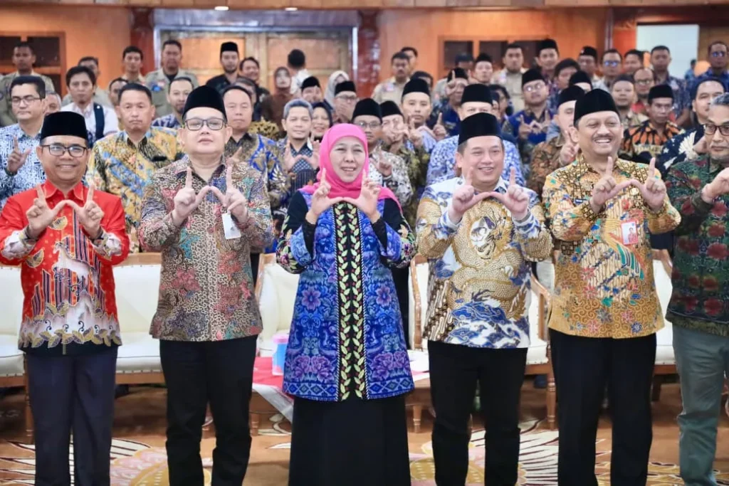 Gubernur Jawa Timur Khofifah Indar Parawansa menegaskan komitmen Pemerintah Provinsi Jawa Timur untuk mempercepat sertifikasi tanah wakaf
