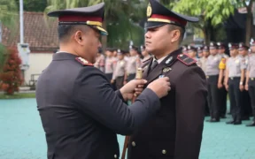 Kapolres Batu memimpin langsung Upacara Penganugerahan Tanda Kehormatan Satyalencana Pengabdian kepada sejumlah personel Polres Batu. 