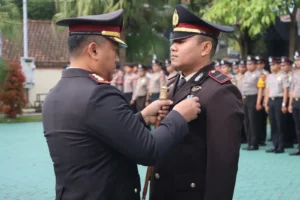 Kapolres Batu Sematkan Satyalencana Pengabdian, Apresiasi Loyalitas Personel