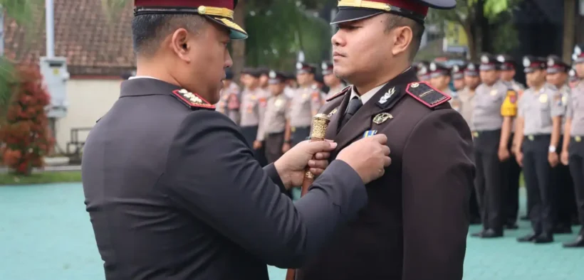 Kapolres Batu memimpin langsung Upacara Penganugerahan Tanda Kehormatan Satyalencana Pengabdian kepada sejumlah personel Polres Batu. 