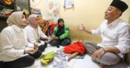 Wali Kota Surabaya Eri Cahyadi mengunjungi rumah pasutri driver ojol yang viral karena membawa balita saat bekerja.