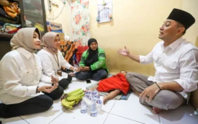 Wali Kota Surabaya Eri Cahyadi mengunjungi rumah pasutri driver ojol yang viral karena membawa balita saat bekerja.
