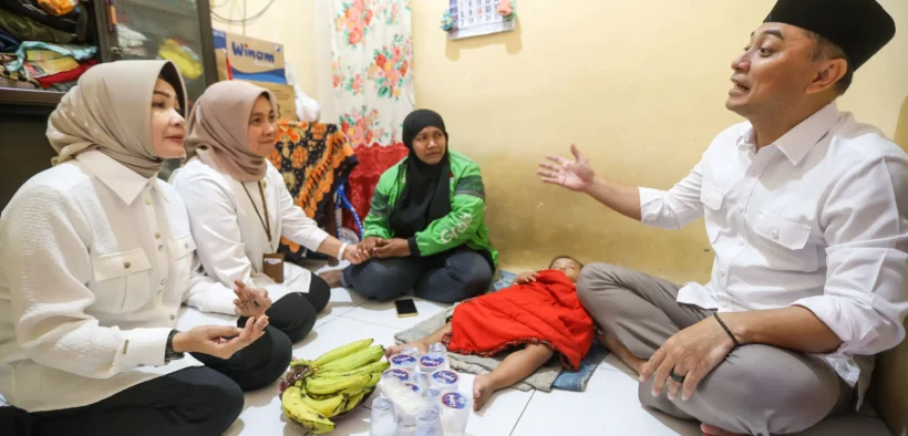 Wali Kota Surabaya Eri Cahyadi mengunjungi rumah pasutri driver ojol yang viral karena membawa balita saat bekerja.
