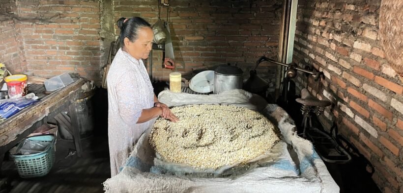 Sejumlah produsen tempe di Kabupaten Malang mengeluhkan kenaikan harga kedelai yang terjadi sejak awal Januari 2026.