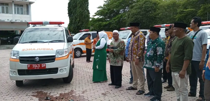 Pemkab Situbondo menyerahkan 38 unit mobil ambulans desa sebagai realisasi program satu desa satu ambulans saat kampanye