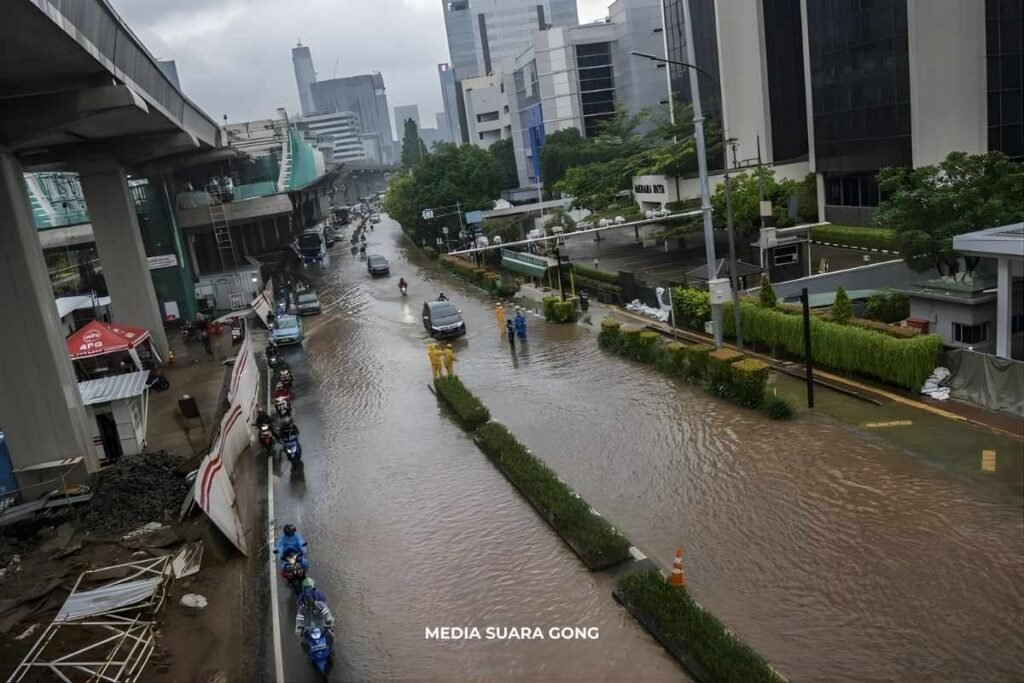 Banjir Jakarta Genangan Bikin TransJakarta Siaga