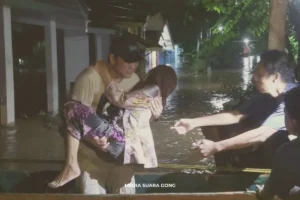 Banjir Dusun Bibis Probolinggo Lansia Dievakuasi Perahu Malam Hari