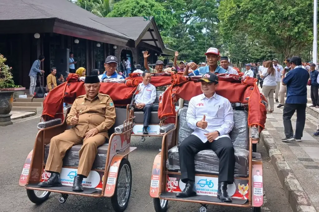 200 Pengayuh Becak di Malang Terima Becak Listrik Bantuan Presiden