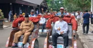 Pemerintah Kabupaten Malang menyalurkan bantuan becak listrik dari Presiden Prabowo Subianto kepada para pengayuh becak (lansia)