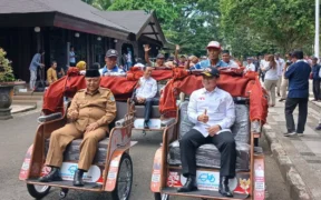Pemerintah Kabupaten Malang menyalurkan bantuan becak listrik dari Presiden Prabowo Subianto kepada para pengayuh becak (lansia)