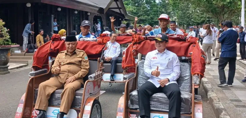 Pemerintah Kabupaten Malang menyalurkan bantuan becak listrik dari Presiden Prabowo Subianto kepada para pengayuh becak (lansia)