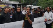 Ratusan warga Sumberpucung, Kabupaten Malang, dan Kecamatan Selorejo, Kabupaten Blitar, menggelar aksi unjuk rasa di Bendungan Lahor