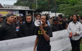 Ratusan warga Sumberpucung, Kabupaten Malang, dan Kecamatan Selorejo, Kabupaten Blitar, menggelar aksi unjuk rasa di Bendungan Lahor