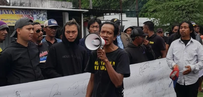 Ratusan warga Sumberpucung, Kabupaten Malang, dan Kecamatan Selorejo, Kabupaten Blitar, menggelar aksi unjuk rasa di Bendungan Lahor