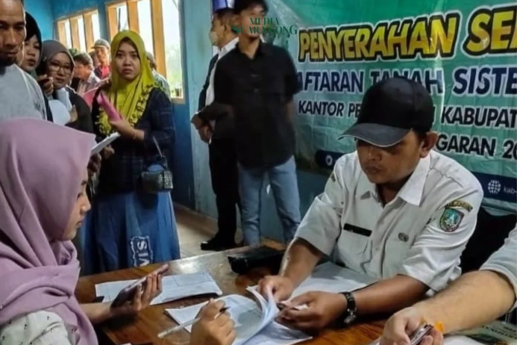 BPN Kabupaten Jombang kembali menyerahkan sertifikat tanah kepada masyarakat Desa Wonosalam, Kecamatan Wonosalam, Kabupaten Jombang.