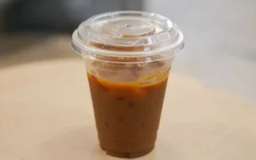 Di balik nikmatnya kopi takeaway yang menemani obrolan sore atau kerja tugas, ternyata ada bahaya tersembunyi