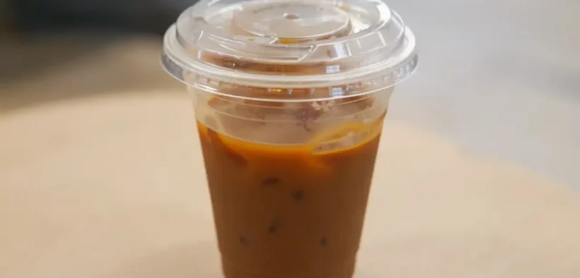 Di balik nikmatnya kopi takeaway yang menemani obrolan sore atau kerja tugas, ternyata ada bahaya tersembunyi