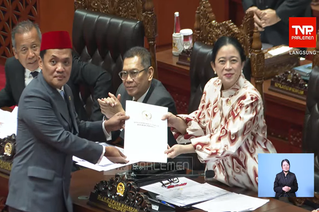 Ketua Komisi III DPR, Habiburokhman saat memberikan dokumen laporan akhir pembahasan RUU KUHAP untuk disahkan menjadi UU kepada Ketua DPR, Puan Maharani dalam rapat paripurna di Komplek Gedung Parlemen, Selasa (18/11/2025). Foto: Tangkapan layar youtube