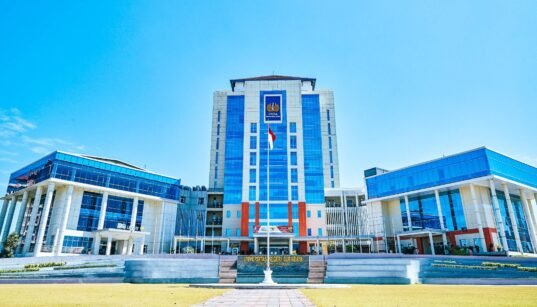 Universitas Negeri Surabaya (Unesa) mencatat lonjakan peminat signifikan dengan total 53.237 pendaftar yang memilih kampus Rumah Para Juara
