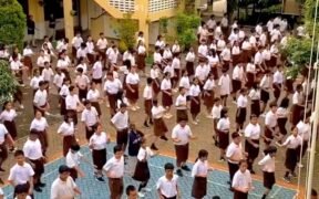 Sekolah di Surabaya Akui Pembatasan HP Bikin Siswa Lebih Fokus