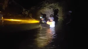 Petugas Lakukan Pencarian Balita Hilang di Sungai Sentong Probolinggo