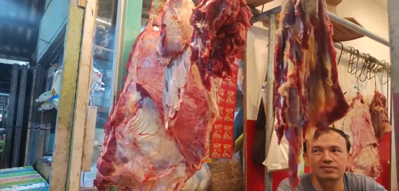 Harga daging sapi di Pasar Ahmad Yani Kota Malang naik sejak dua bulan terakhir dan kini mencapai Rp120 ribu per kilogram