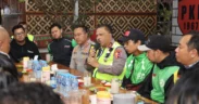 Kakorlantas Polri Irjen Pol Agus Suryonugroho menggelar dialog humanis bersama komunitas pengemudi ojek online (ojol) di Kota Batu