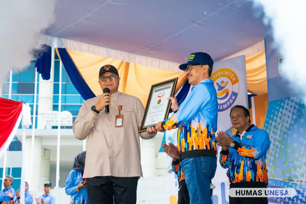 Unesa mencetak rekor MURI dengan menghasilkan 11.524 karya inovatif mahasiswa dari delapan skema mobilitas akademik sepanjang 2025–2026.