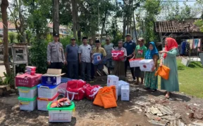 BPBD Kabupaten Probolinggo menyalurkan bantuan logistik kepada warga terdampak angin puting beliung di Desa Pohsangit Leres