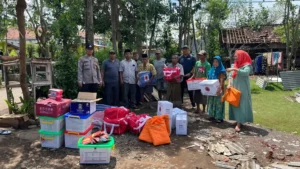 Angin Puting Beliung Terjang Sumberasih, BPBD Probolinggo Salurkan Bantuan