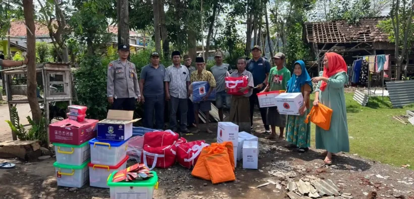 BPBD Kabupaten Probolinggo menyalurkan bantuan logistik kepada warga terdampak angin puting beliung di Desa Pohsangit Leres