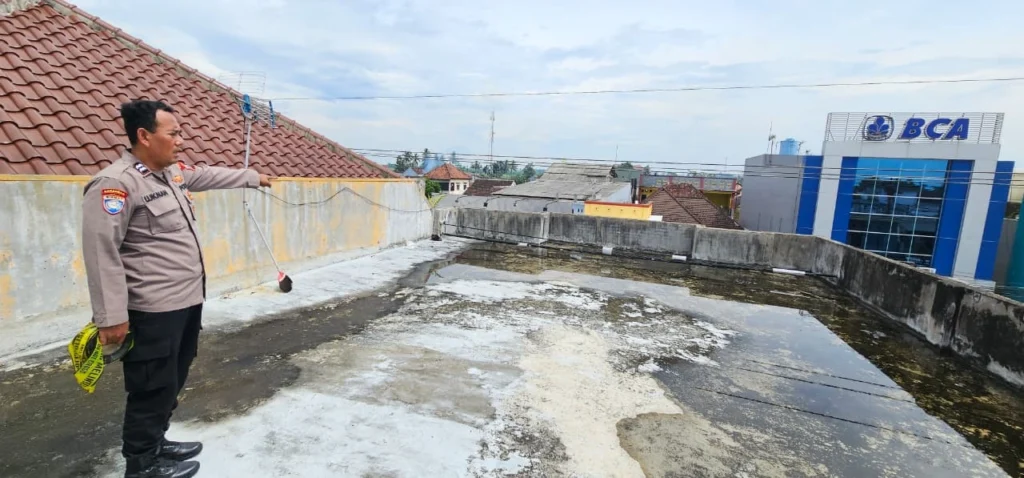 Polres Malang menyelidiki insiden dua pekerja tersengat listrik saat membersihkan apotek di Gondanglegi. Polisi mendalami dugaan