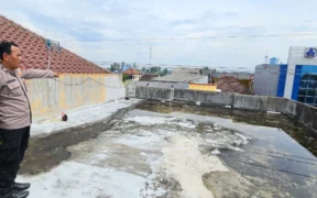 Polres Malang menyelidiki insiden dua pekerja tersengat listrik saat membersihkan apotek di Gondanglegi. Polisi mendalami dugaan