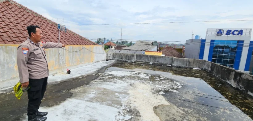 Polres Malang menyelidiki insiden dua pekerja tersengat listrik saat membersihkan apotek di Gondanglegi. Polisi mendalami dugaan