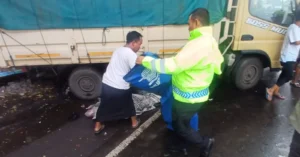 Truk Oleng Saat Menyalip di Pantura Probolinggo