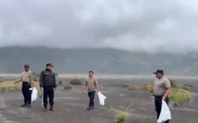 Bersih-bersih Bromo Jelang Ramadan, Petugas Kumpulkan Satu Ton Sampah