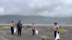 Bersih-bersih Bromo Jelang Ramadan, Petugas Kumpulkan Satu Ton Sampah