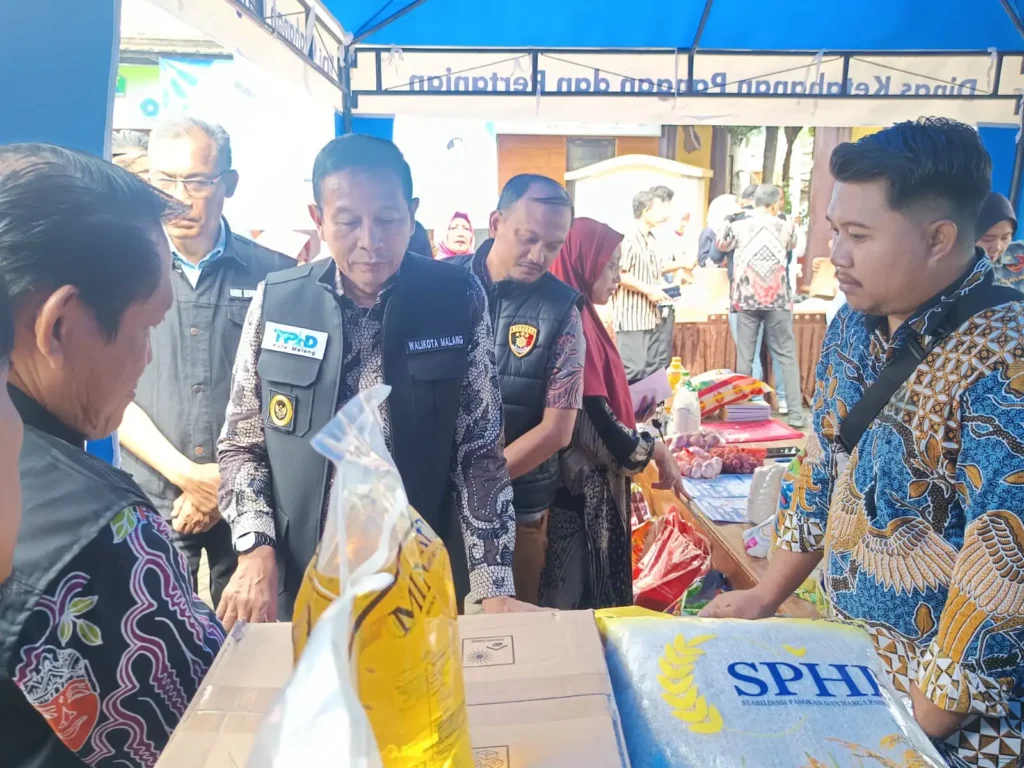 Wali Kota Malang, Wahyu Hidayat, meninjau pelaksanaan Gerakan Pangan Murah (GPM) di Kelurahan Arjowinangun, Jumat (13/2/2026).